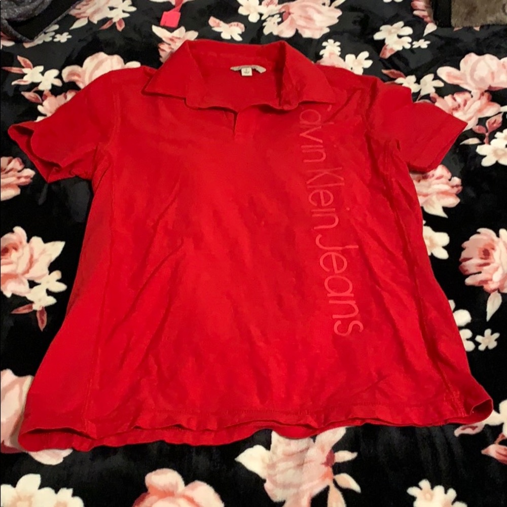 (MENS) Red Collar Calvin Klein atop